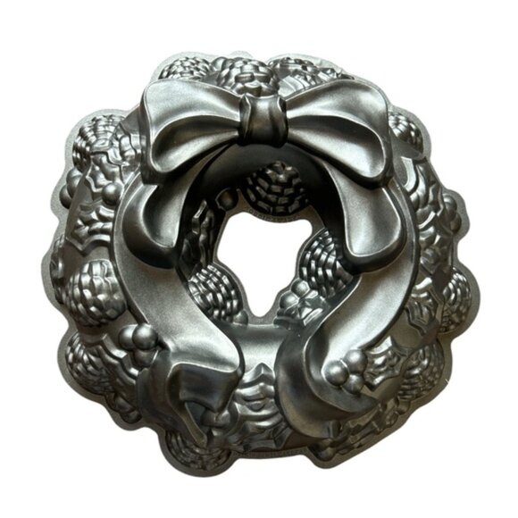 Nordic Ware Seasonal Holiday Wreath Bundt Cake Pan - Picture 4 of 7